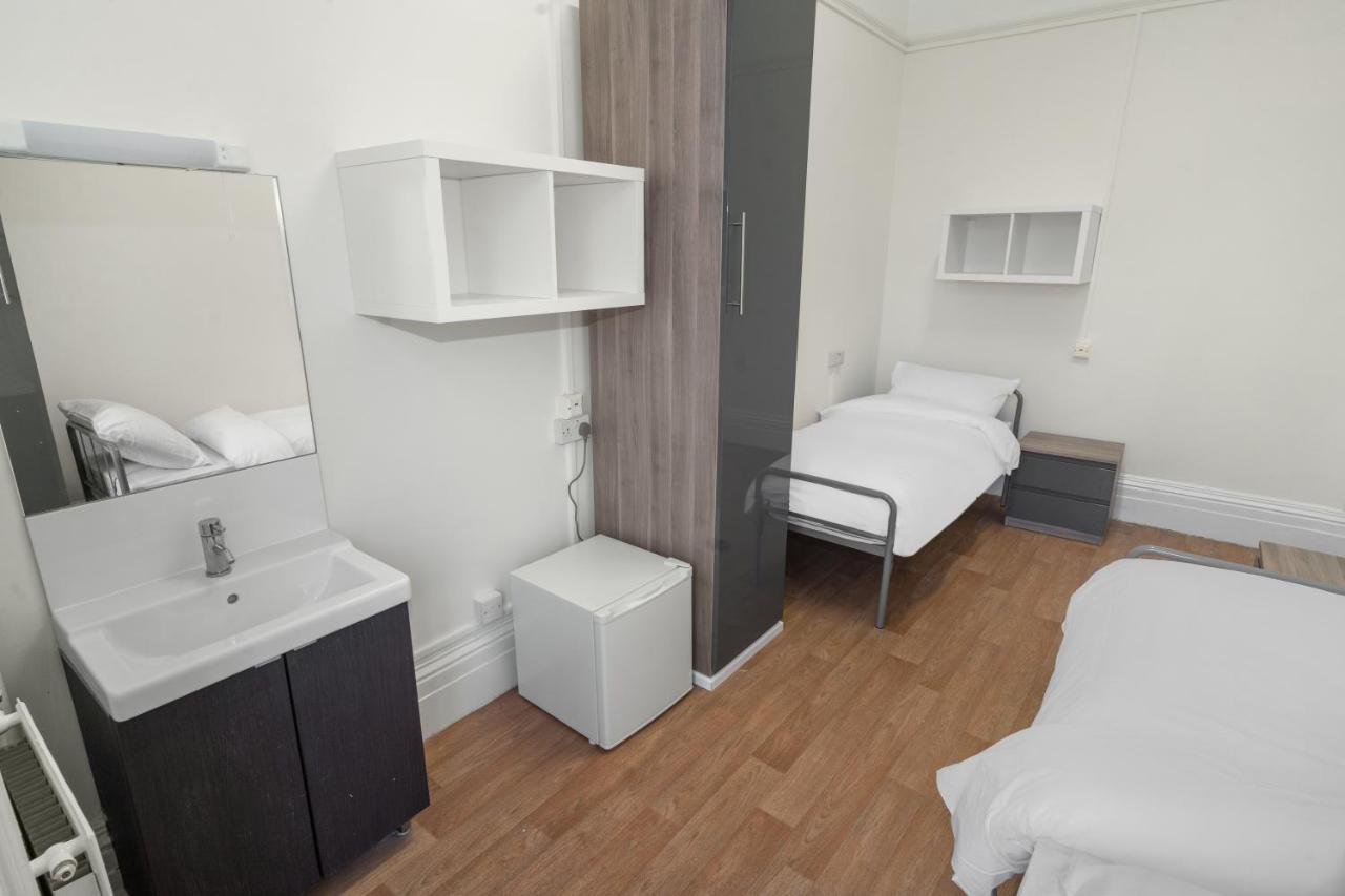 Hostal Holland House